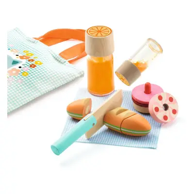 Picknick in der Tragetasche mit dem Kätzchen