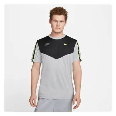 Nike Sportswear Repeat Tee Wolf Grey - Herren - Kurzärmeliges T-shirt Nike - Grau - DX2301-012