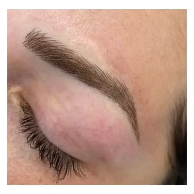 Eine Microblading-Sitzung mit Touch-Up