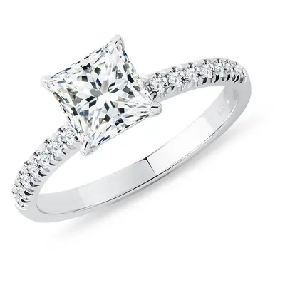 Weißgoldring mit LG-Diamant im Prinzessschliff und Diamanten im Brillantschliff KLENOTA